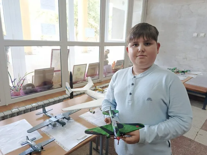У Луцьку четвертокласник на персональній виставці представив 20 моделей літаків (фото)