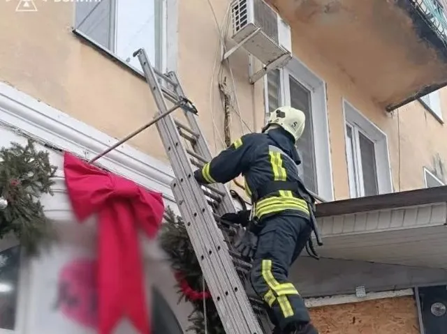 На Волині дворічна дитина зачинилася в квартирі: рятувальники лізли через вікно