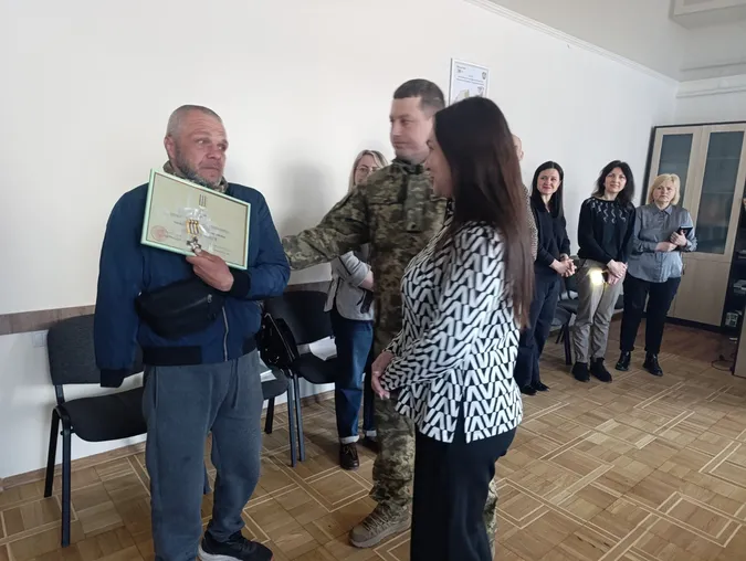 Ветерану війни з Волині вручили відзнаку «Залізний Хрест» (фото)