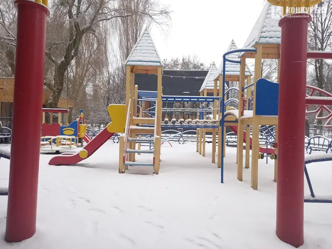 Сніжно і безлюдно: зима у Центральному парку Луцька (фото)