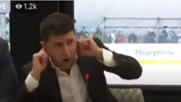 Зеленського налякав гучний звук у Маріуполі (відео)