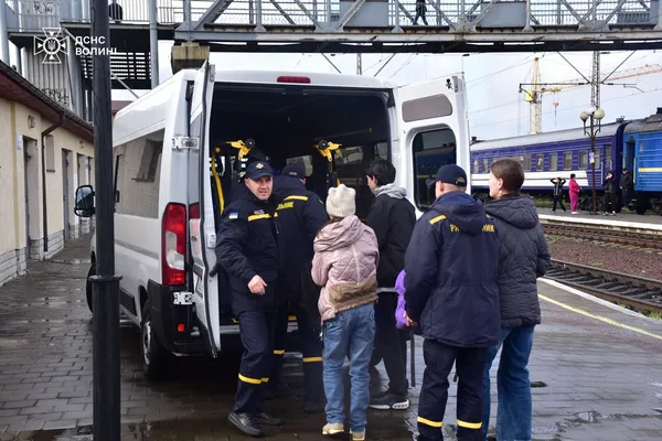 Тікаючи від війни: у Луцьку зустріли потяг з українцями із Харківщини (фото)