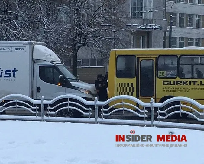 У Луцьку біля «Променя» вантажівка в'їхала в маршрутку (фото)