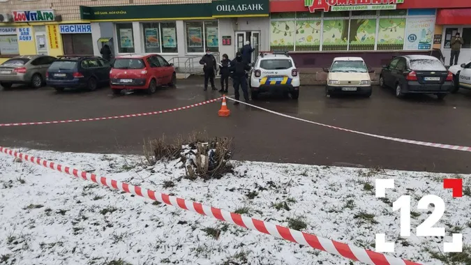 Іржавий хвостовик: у Луцьку на пеньку знайшли частину міни (фото, відео)