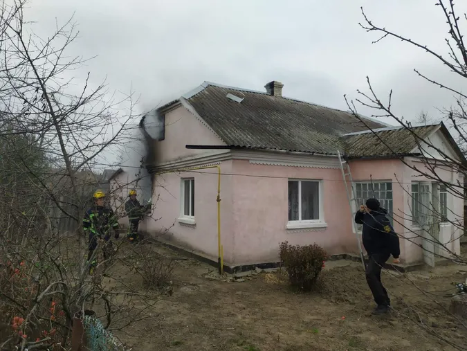 Волинські вогнеборці врятували житловий будинок від знищення (фото)