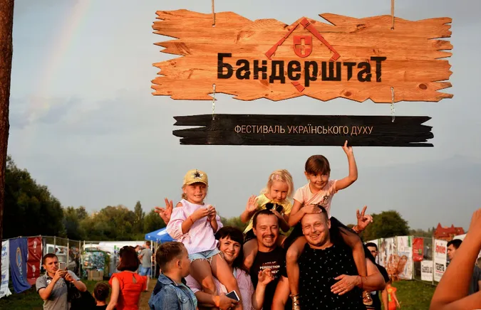 Дощ, три Ігорі та романтика: третій день «Бандерштату» (ФОТО)