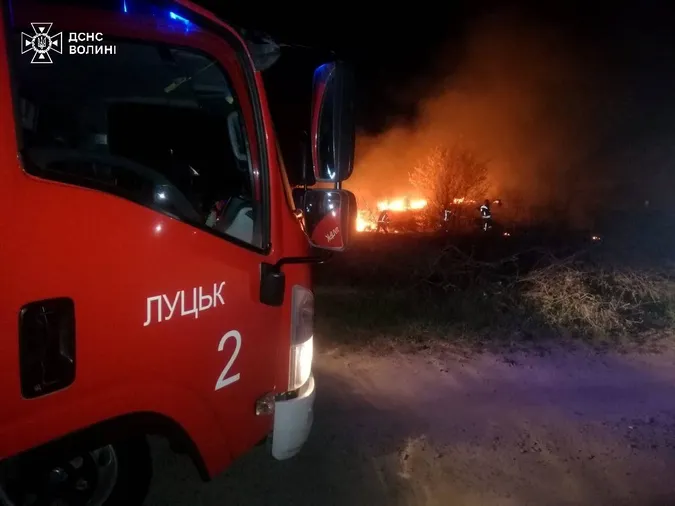 На Волині вогонь випалив 34 гектари сухої трави, чагарників та очерету (фото)