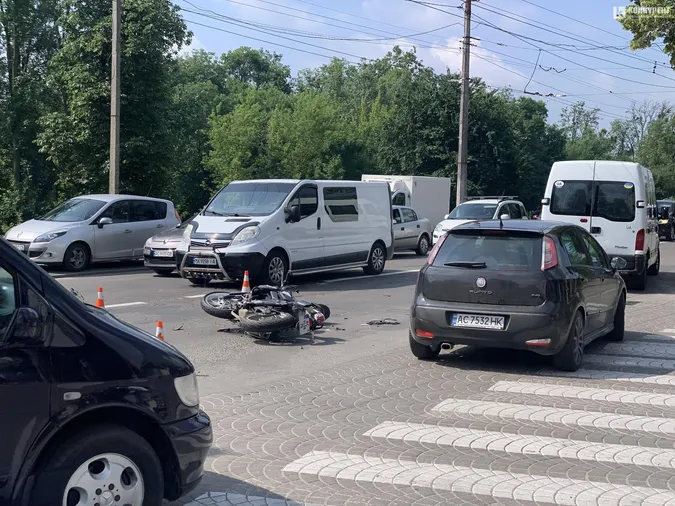 На Глушець у Луцьку збили мотоцикліста, рух вулицею паралізований (фото)