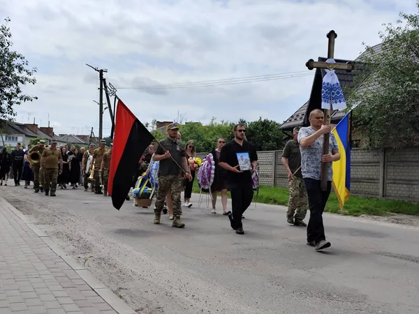 У Ківерцях на колінах зустріли загиблого воїна Володимира Зелінського (фото)