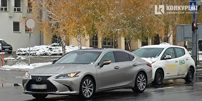У центрі Луцька таксі «наздогнало» Lexus (фото)