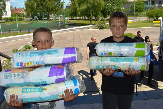 Шиють наколінники і годують блокпости: діти і дорослі волонтерять на Волині (фото)