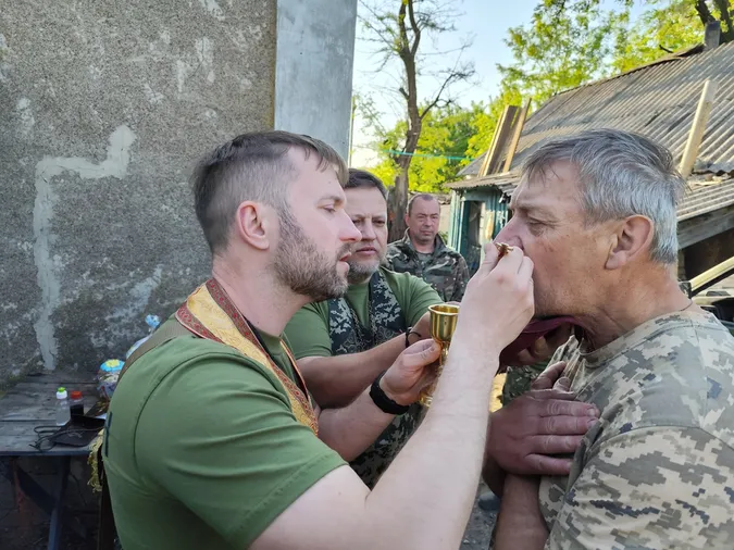 Сповідь, причастя й освячені паски: «волинська сотка» зустріла Великдень на передовій (фото)