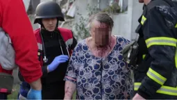 Падали стелі: лучани з розпачем розповідають про знищені ударом оселі (відео)