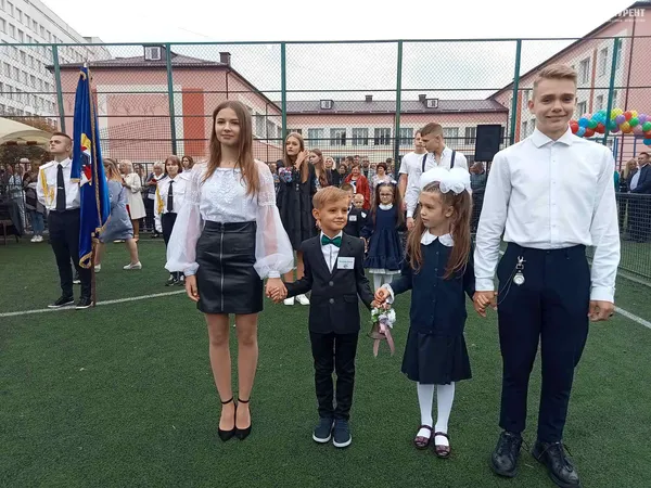 Веселі і сумні: святкування першого дзвоника у луцькій школі №9 (фото)