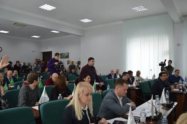 Депутат «зарядив» секретарю Луцькради зошитом (фото, оновлено)