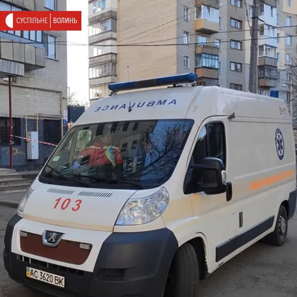 У Луцьку з вікна багатоповерхівки випав чоловік (фото)