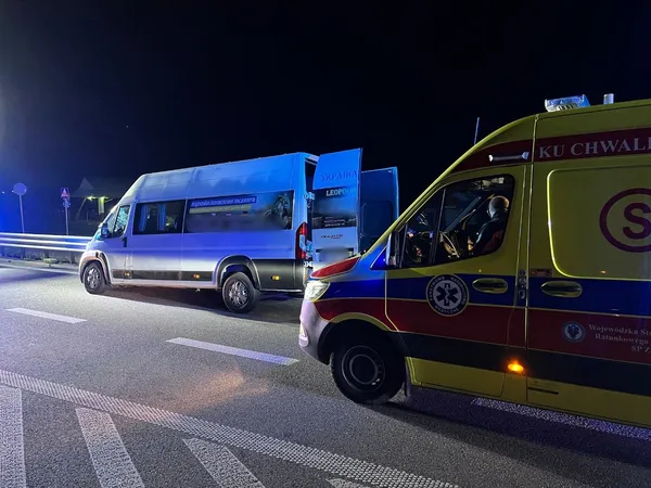 Двоє загиблих, п'ятеро поранених: у Польщі вантажівка врізалась у мікроавтобус з українцями (фото)