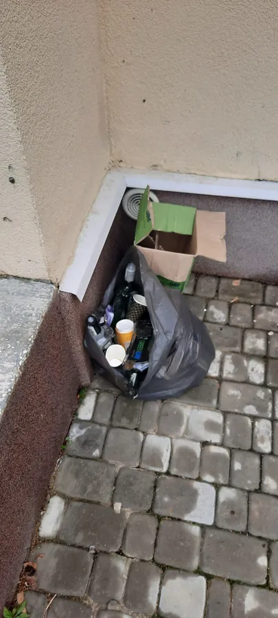 Зламані перила, пошкоджені стіни й двері: у Княгининку невідомі регулярно нищать Будинок культури (фото)