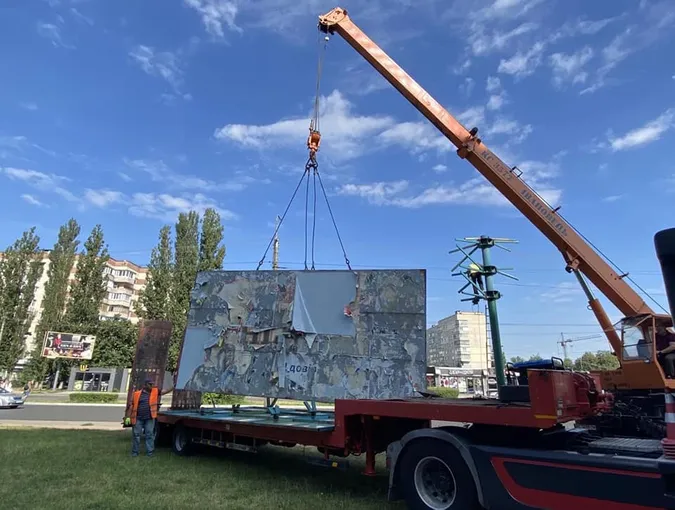 У Луцьку чистять від «візуального сміття» проспект Соборності (фото, відео)