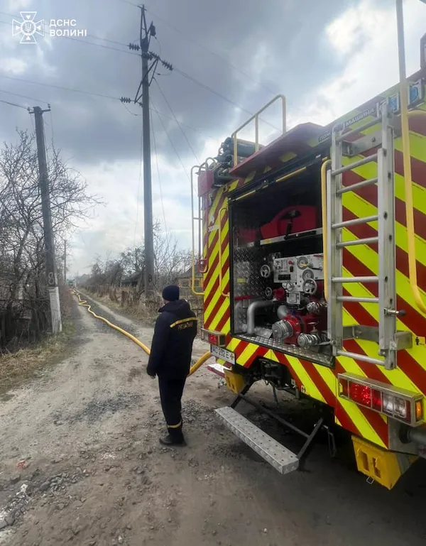 На Волині жінка хотіла спалити суху траву, а запалила свою дачу (фото)