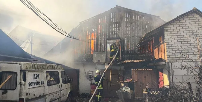 У Ратному горить будівля – ліквідація пожежі триває (фото)