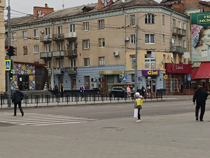 У пам'ять про загиблих захисників Луцьк зупинився в хвилині мовчання (фото)