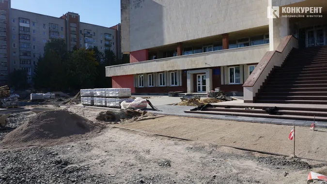 Робота кипить: як реконструюють площу перед РАЦСом у Луцьку (фото)