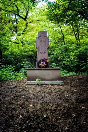 За 200 км від Луцька на Великдень церква пішла під землю, бо дівчина взула черевики з хліба