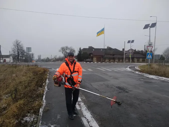 Різав бензопилою: «волинський чорнобривець» прибрав свої квіти (фото)