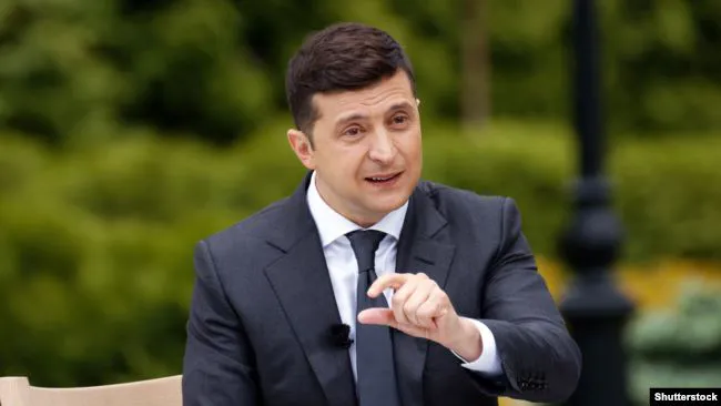 Зеленський просить Раду скасувати обмеження зарплат чиновників