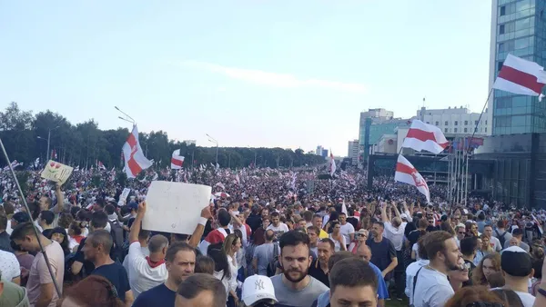 У центр Мінська стягнули спецтехніку й автозаки: багатолюдний мітинг проти Лукашенка (ФОТО)