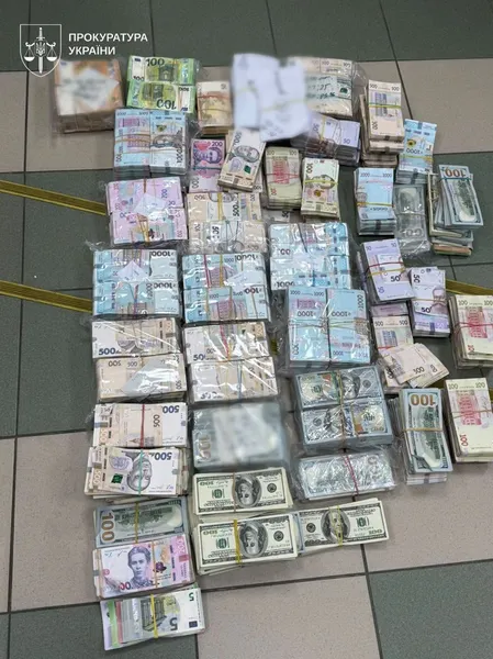 Ховали гроші у тунелях: в Україні накрили тіньову мережу обмінників, вилучили 630 млн (фото)