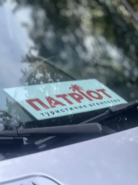 Водій луцького турагентства серед траси рятував палаюче BMW