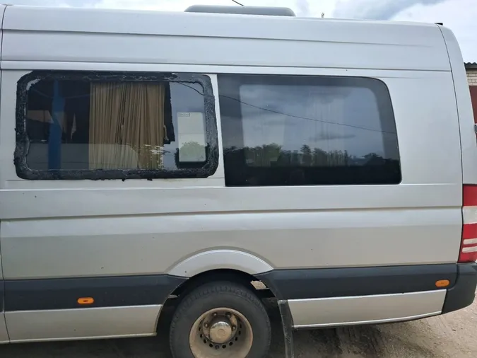 На Сумщині ворог атакував соціальний автобус з пасажирами (фото)