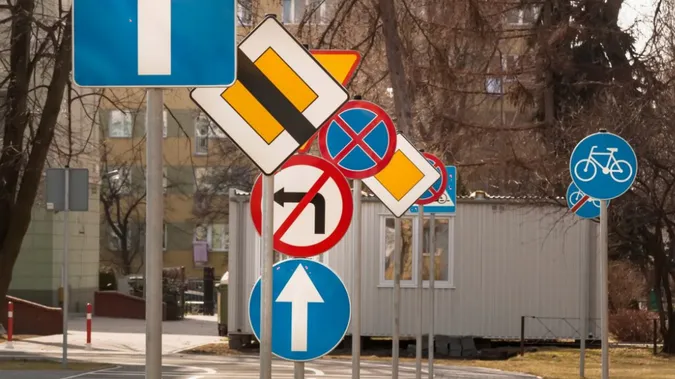 Лучан просять повідомляти про небезпечні місця і потрібні знаки на дорогах