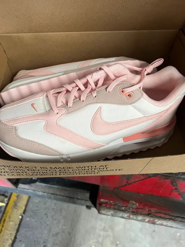 В «Ягодині» серед гуманітарки знайшли 262 пари кросівок Nike (фото)