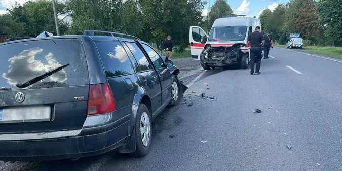 Під Луцьком легковик протаранив «швидку» – троє травмованих (фото)