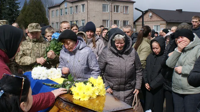 До останнього подиху – за Україну: Рожищенська громада попрощалася з Героєм Сергієм Мандзюком (фото)