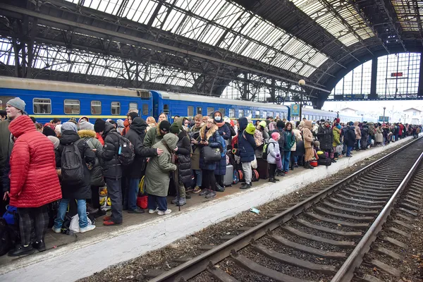 Люди на вокзалі Львова чекають на потяг до Польщі (Getty Images)