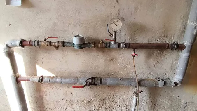 Скандал із водою в Ковелі: мешканці багатоповерхівки роками «скручували» загальний лічильник (фото)
