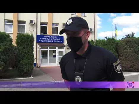 На проспекті Волі в Луцьку п'яний чоловік бив вітрини магазину (відео)