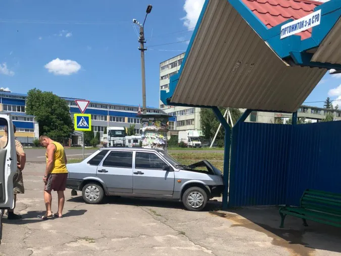 У Нововолинську «лада» в'їхала в зупинку (фото)