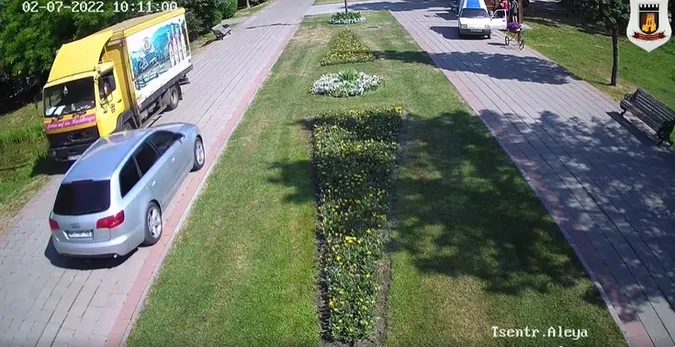 Потрібні боларди: у луцькому парку автомобілі їздять пішохідними доріжками (відео)