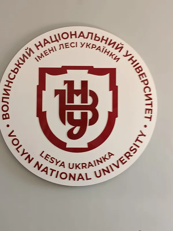 Зі стін аудиторії ВНУ таки познімали серпи та молоти (фото)