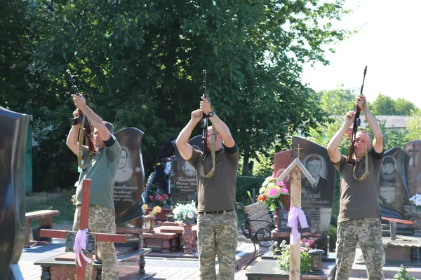 На Волині сотні людей прийшли провести в останню дорогу Героя Дмитра Редчука (фото)
