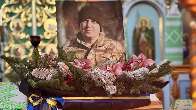Назавжди 43: у Нововолинську провели в останню путь воїна Віктора Коржана (фото)
