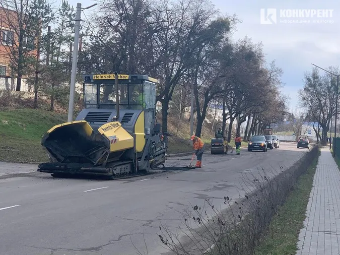 Рух ускладнений: у Луцьку ремонтують одну з вулиць (фото)
