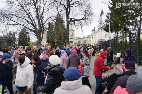 Вербна неділя: тисячі лучан у центрі міста «б'ють» і вітають один одного (фото, відео)