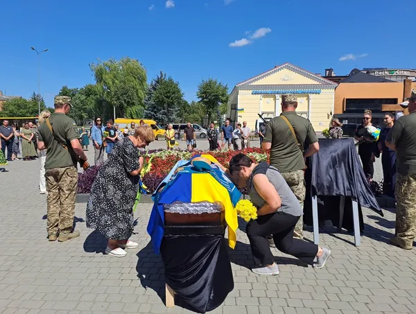 Не встиг провести доньку до весільного вівтаря: у Ковелі попрощалися з Героєм Ігорем Хомичем (фото)