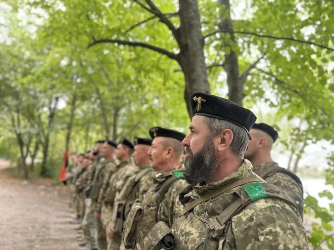 Нагороди, відзнаки та подарунки: воїнів-танкістів з 14-ї ОМБр вітали з професійним святом (фото)